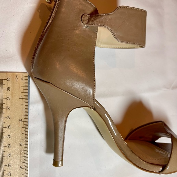 TAHARI Two Tone Tan & Beige Leather Sandal with Wide Ankle Strap NWT - Picture 10 of 11